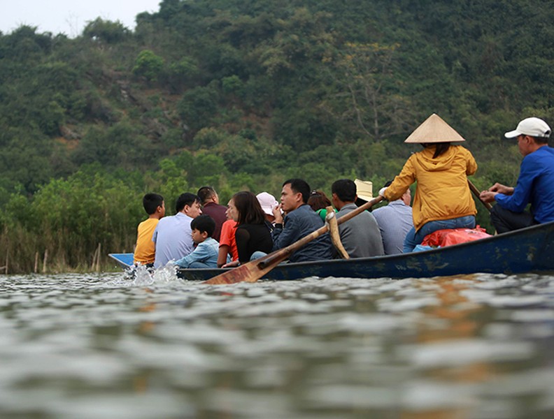 Tái diễn tình trạng không mặc áo phao tại suối Yến, chùa Hương